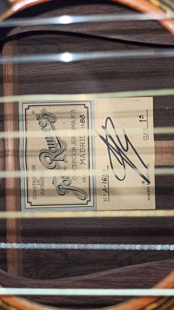 Lot 704 - vente 1140 - GUITARE "J. RAMIREZ" 1988 10 cordes… - 2025-08-09T16:00 8 Lot 704 - vente 1140 - GUITARE "J. RAMIREZ" 1988 10 cordes… - 2025-08-09T16:00 – Image 8