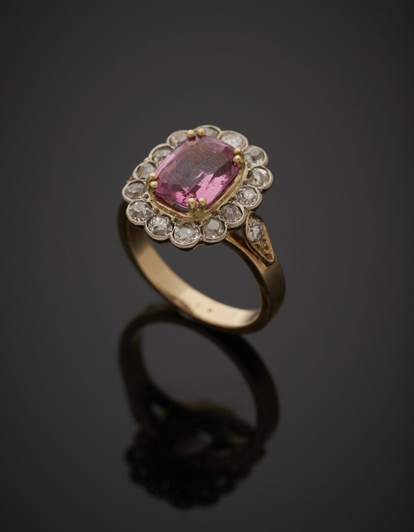 Lot 91 - vente 1142 - BAGUE "marguerite" en or rose… - 2025-08-08T10:00 2 Lot 91 - vente 1142 - BAGUE "marguerite" en or rose… - 2025-08-08T10:00 – Image 2