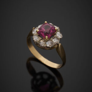 Alternative view of Lot 136 - vente 1142 - BAGUE "marguerite" en or jaune… - 2025-08-08T10:00