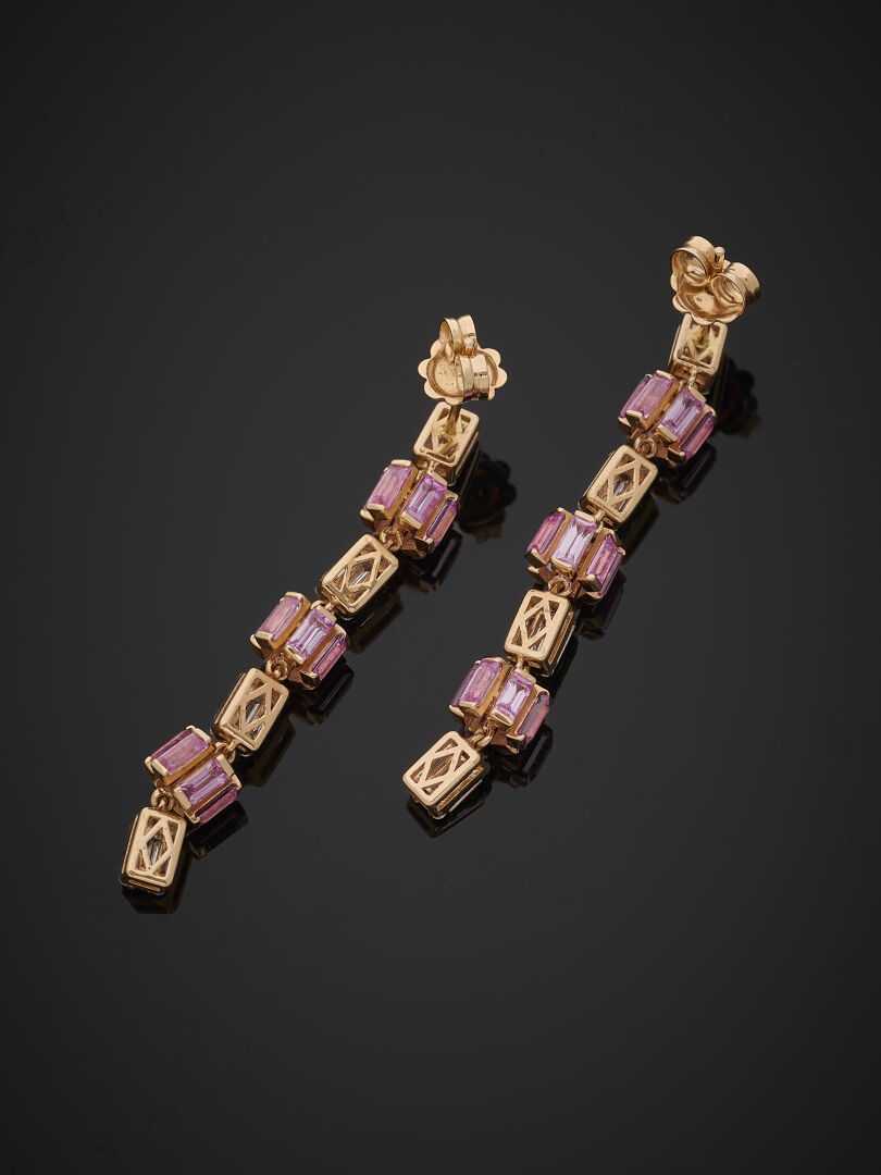 Lot 77 - vente 1142 - Paire de PENDANTS d'OREILLES en… - 2025-08-08T10:00 2 Lot 77 - vente 1142 - Paire de PENDANTS d'OREILLES en… - 2025-08-08T10:00 – Image 2