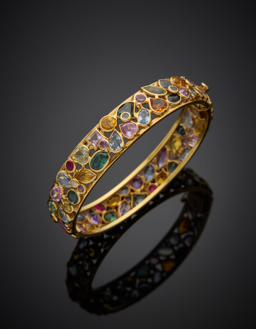 Lot 293 - vente 1142 - BRACELET "tutti frutti" rigide ouvrant… - 2025-08-08T10:00 1 Lot 293 - vente 1142 - BRACELET "tutti frutti" rigide ouvrant… - 2025-08-08T10:00