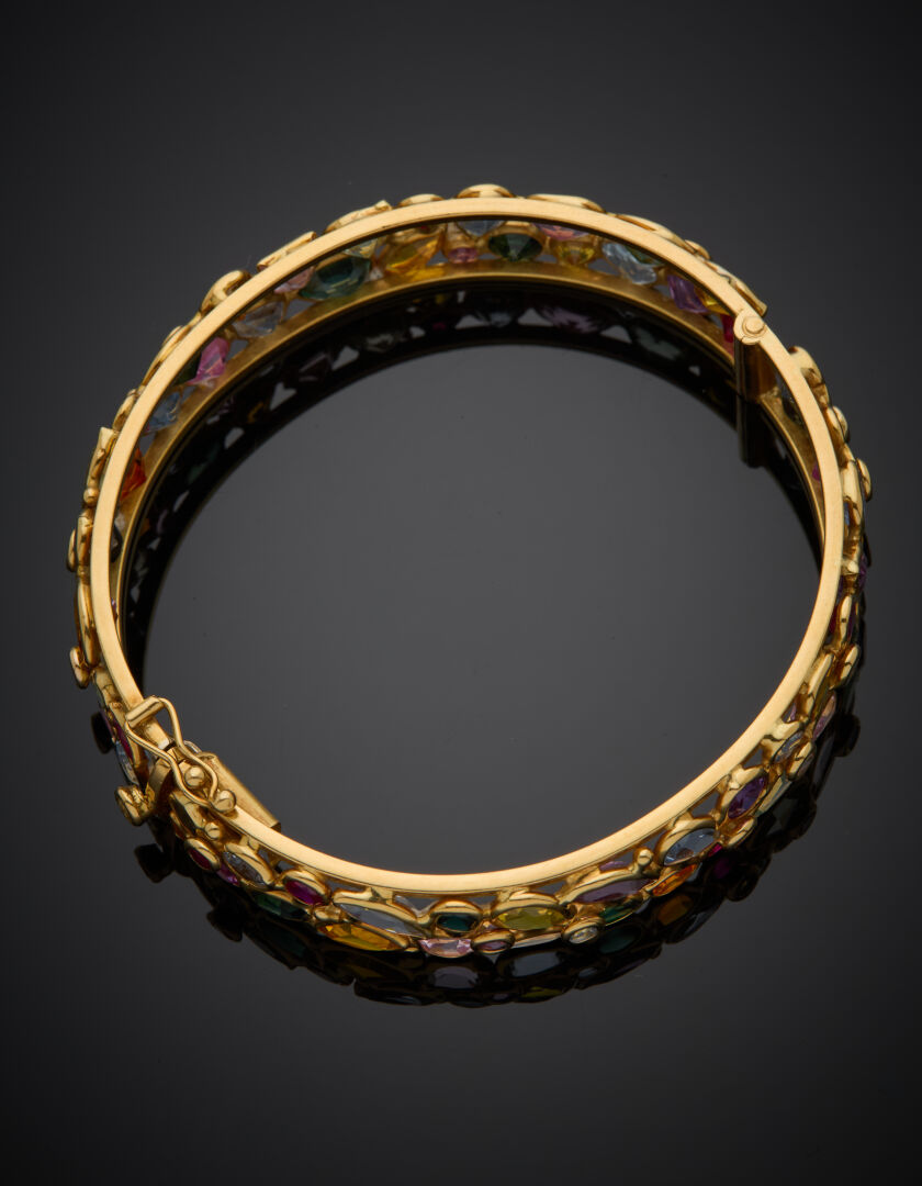 Lot 293 - vente 1142 - BRACELET "tutti frutti" rigide ouvrant… - 2025-08-08T10:00 2 Lot 293 - vente 1142 - BRACELET "tutti frutti" rigide ouvrant… - 2025-08-08T10:00 – Image 2