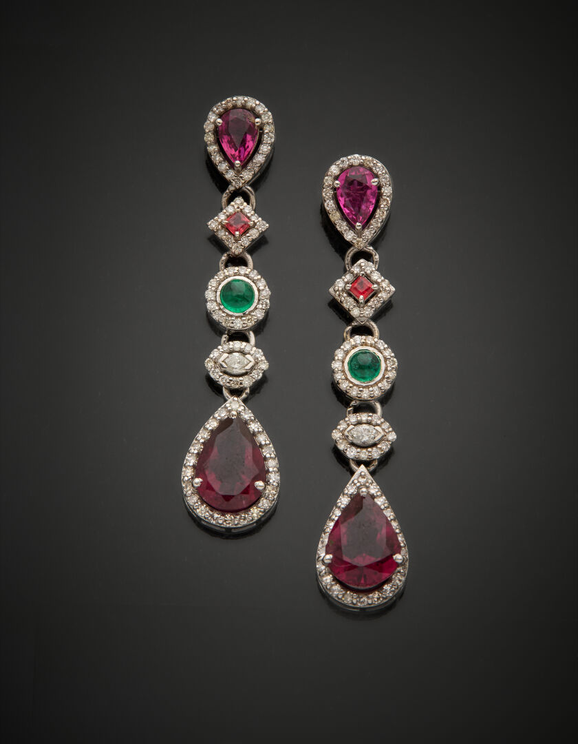 Lot 508 - vente 1142 - Paire de PENDANTS d'OREILLES en… - 2025-08-08T10:00 1 Lot 508 - vente 1142 - Paire de PENDANTS d'OREILLES en… - 2025-08-08T10:00
