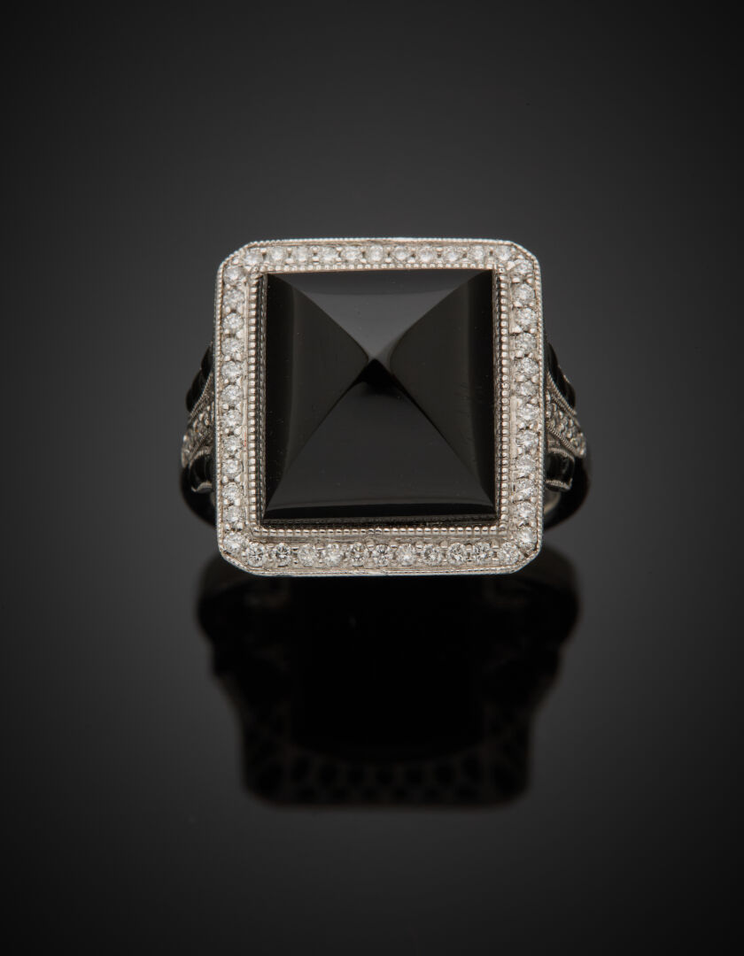 Lot 395 - vente 1142 - BAGUE carrée en platine (750‰)… - 2025-08-08T10:00 1 Lot 395 - vente 1142 - BAGUE carrée en platine (750‰)… - 2025-08-08T10:00