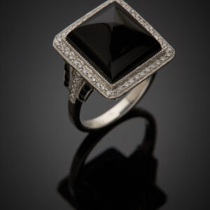Lot 395 - vente 1142 - BAGUE carrée en platine (750‰)… - 2025-08-08T10:00 4 1286798818 2