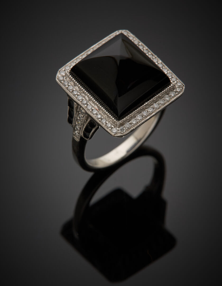 Lot 395 - vente 1142 - BAGUE carrée en platine (750‰)… - 2025-08-08T10:00 2 Lot 395 - vente 1142 - BAGUE carrée en platine (750‰)… - 2025-08-08T10:00 – Image 2