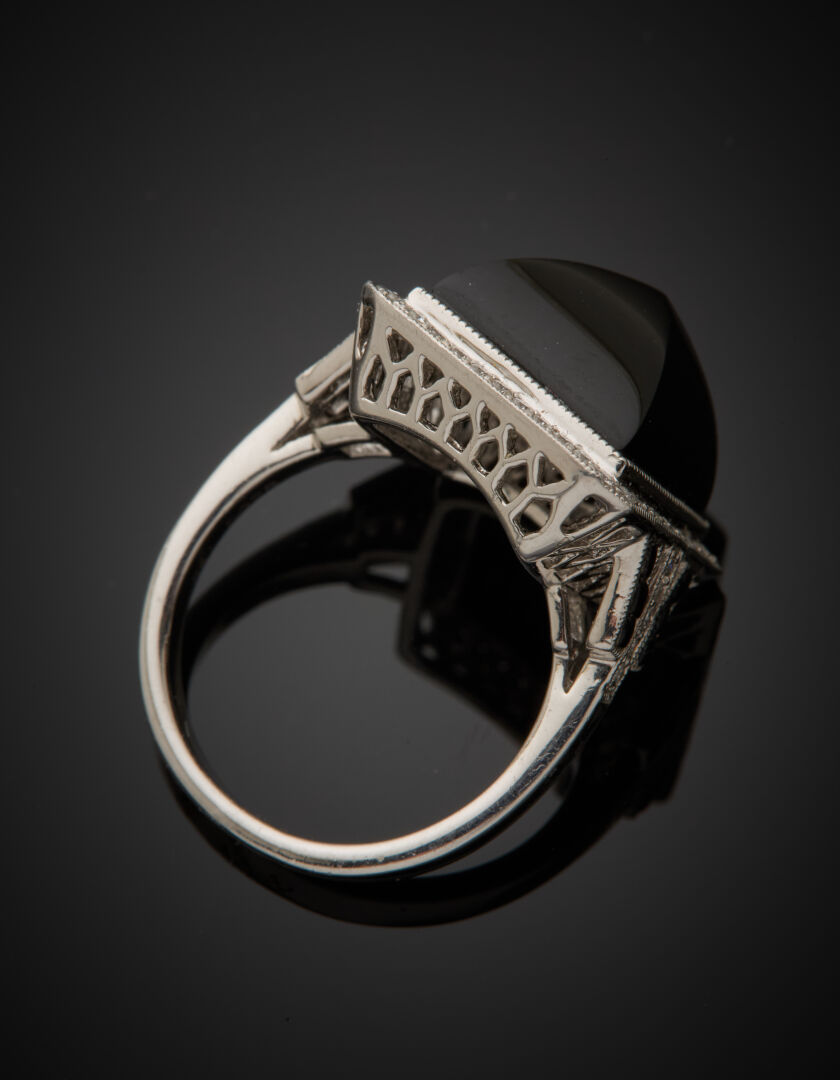 Lot 395 - vente 1142 - BAGUE carrée en platine (750‰)… - 2025-08-08T10:00 3 Lot 395 - vente 1142 - BAGUE carrée en platine (750‰)… - 2025-08-08T10:00 – Image 3