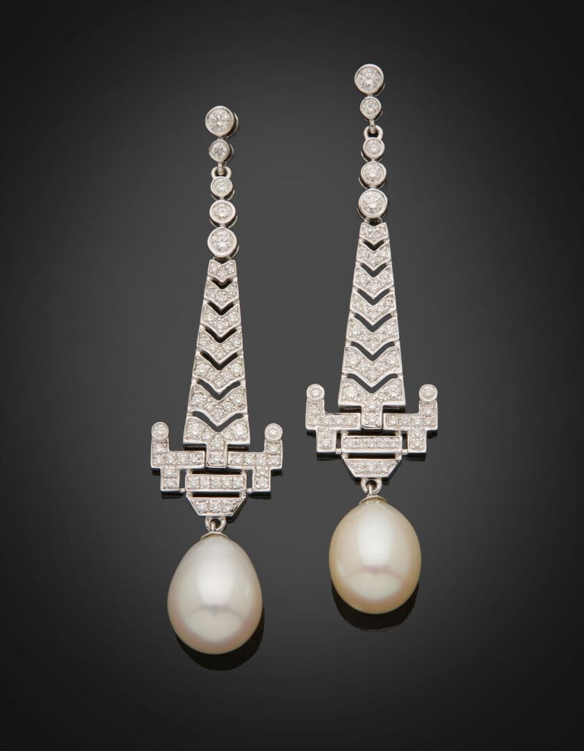 Lot 526 - vente 1142 - Paire de PENDANTS d'OREILLES géométriques… - 2025-08-08T10:00 1 Lot 526 - vente 1142 - Paire de PENDANTS d'OREILLES géométriques… - 2025-08-08T10:00