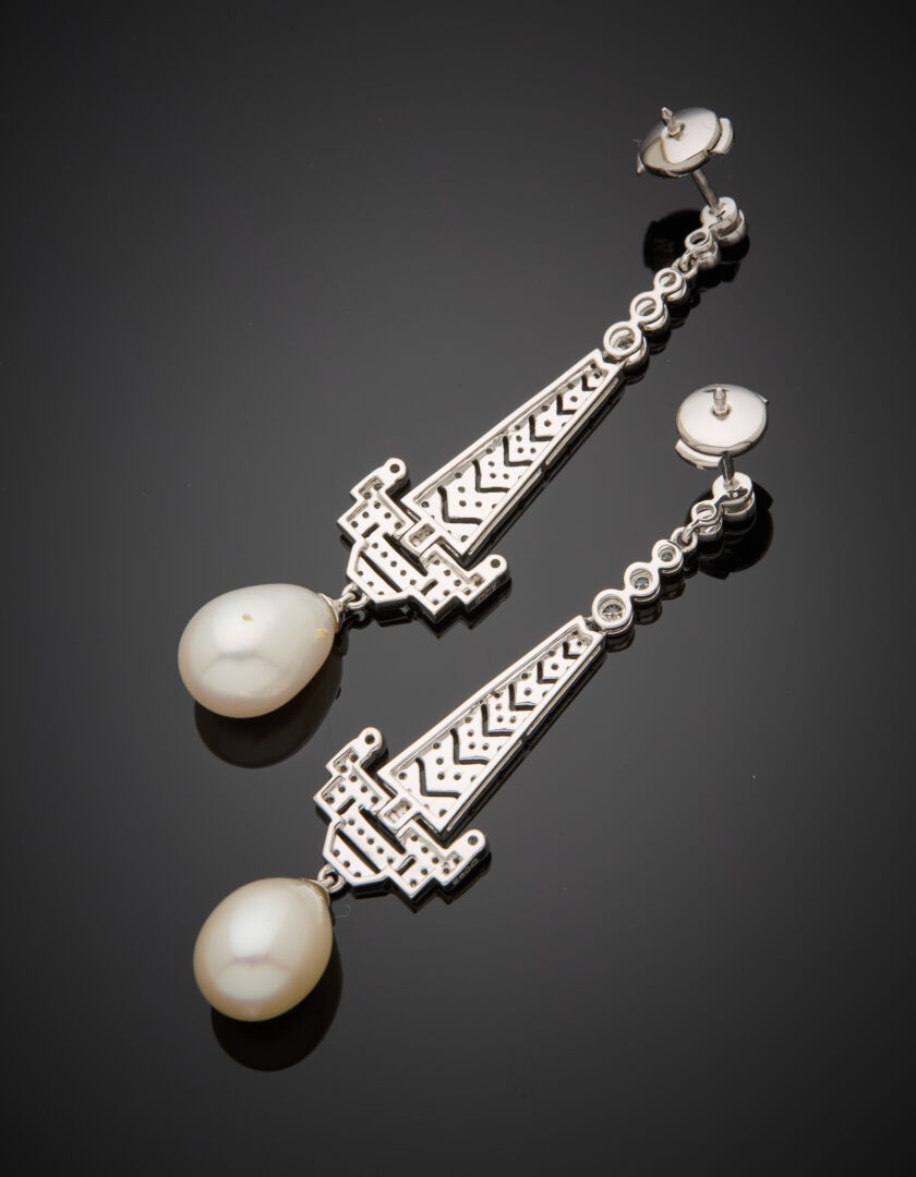 Lot 526 - vente 1142 - Paire de PENDANTS d'OREILLES géométriques… - 2025-08-08T10:00 2 Lot 526 - vente 1142 - Paire de PENDANTS d'OREILLES géométriques… - 2025-08-08T10:00 – Image 2