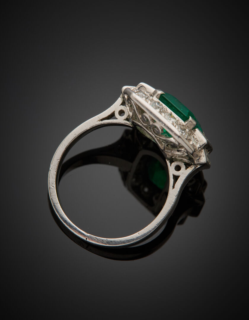 Lot 501 - vente 1142 - BAGUE géométrique en platine (950‰)… - 2025-08-08T10:00 3 Lot 501 - vente 1142 - BAGUE géométrique en platine (950‰)… - 2025-08-08T10:00 – Image 3