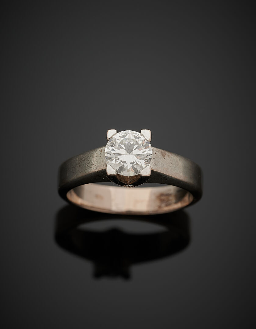 Lot 437 - vente 1142 - BAGUE solitaire "jonc plat" en… - 2025-08-08T10:00 1 Lot 437 - vente 1142 - BAGUE solitaire "jonc plat" en… - 2025-08-08T10:00