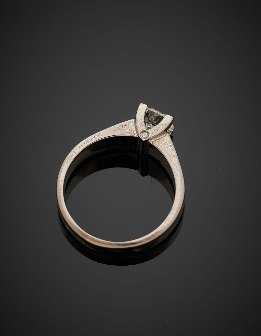 Lot 437 - vente 1142 - BAGUE solitaire "jonc plat" en… - 2025-08-08T10:00 2 Lot 437 - vente 1142 - BAGUE solitaire "jonc plat" en… - 2025-08-08T10:00 – Image 2
