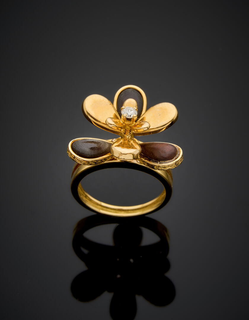 Lot 487 - vente 1142 - BAGUE "fleur" en or jaune… - 2025-08-08T10:00 2 Lot 487 - vente 1142 - BAGUE "fleur" en or jaune… - 2025-08-08T10:00 – Image 2