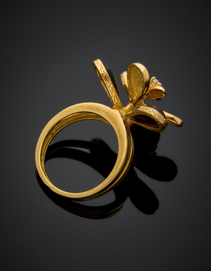 Lot 487 - vente 1142 - BAGUE "fleur" en or jaune… - 2025-08-08T10:00 3 Lot 487 - vente 1142 - BAGUE "fleur" en or jaune… - 2025-08-08T10:00 – Image 3