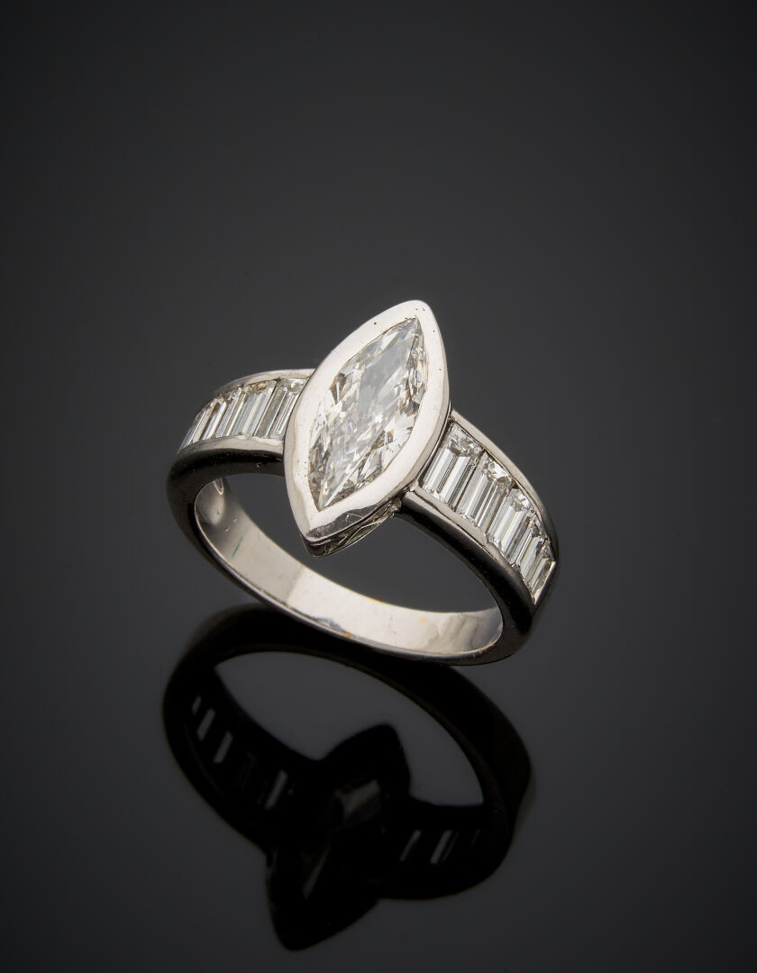 Lot 494 - vente 1142 - BAGUE "marquise" en or gris… - 2025-08-08T10:00 1 Lot 494 - vente 1142 - BAGUE "marquise" en or gris… - 2025-08-08T10:00