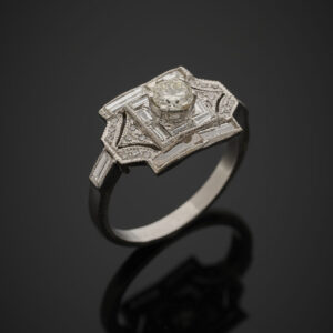 Lot 525 - vente 1142 - BAGUE géométrique en or gris… - 2025-08-08T10:00 3 937137248 2