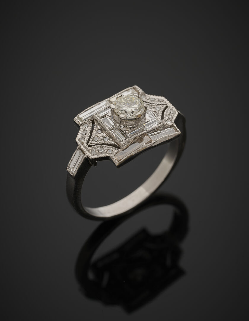 Lot 525 - vente 1142 - BAGUE géométrique en or gris… - 2025-08-08T10:00 2 Lot 525 - vente 1142 - BAGUE géométrique en or gris… - 2025-08-08T10:00 – Image 2