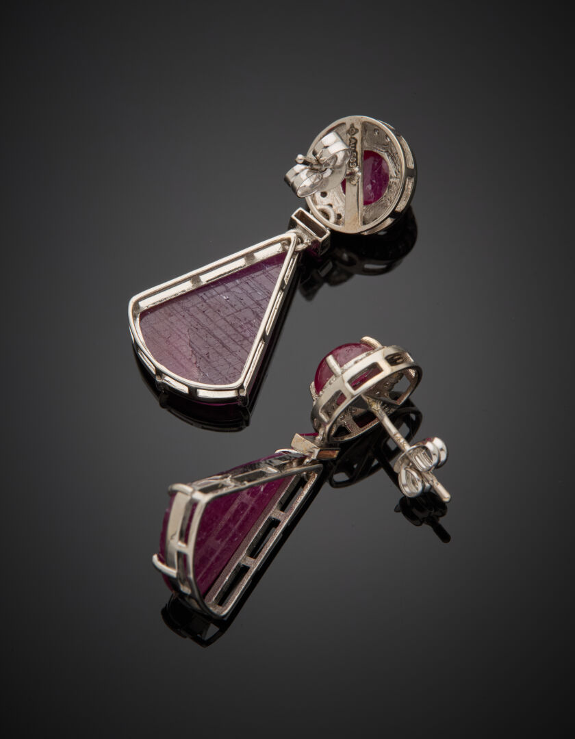 Lot 530 - vente 1142 - Paire de PENDANTS d'OREILLES en… - 2025-08-08T10:00 2 Lot 530 - vente 1142 - Paire de PENDANTS d'OREILLES en… - 2025-08-08T10:00 – Image 2