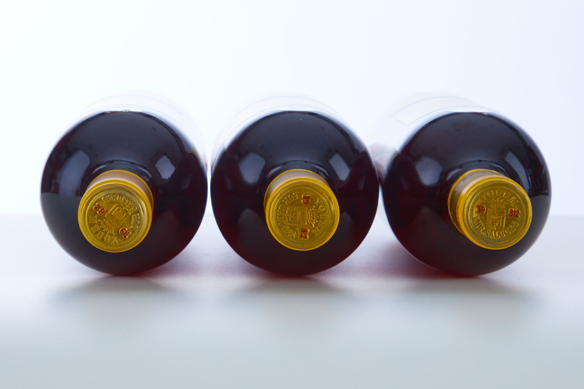 Lot 1033 - vente 1143 - 3 Bouteilles CHÂTEAU D'YQUEM - 1982… - 2025-08-10T14:30 2 Lot 1033 - vente 1143 - 3 Bouteilles CHÂTEAU D'YQUEM - 1982… - 2025-08-10T14:30 – Image 2