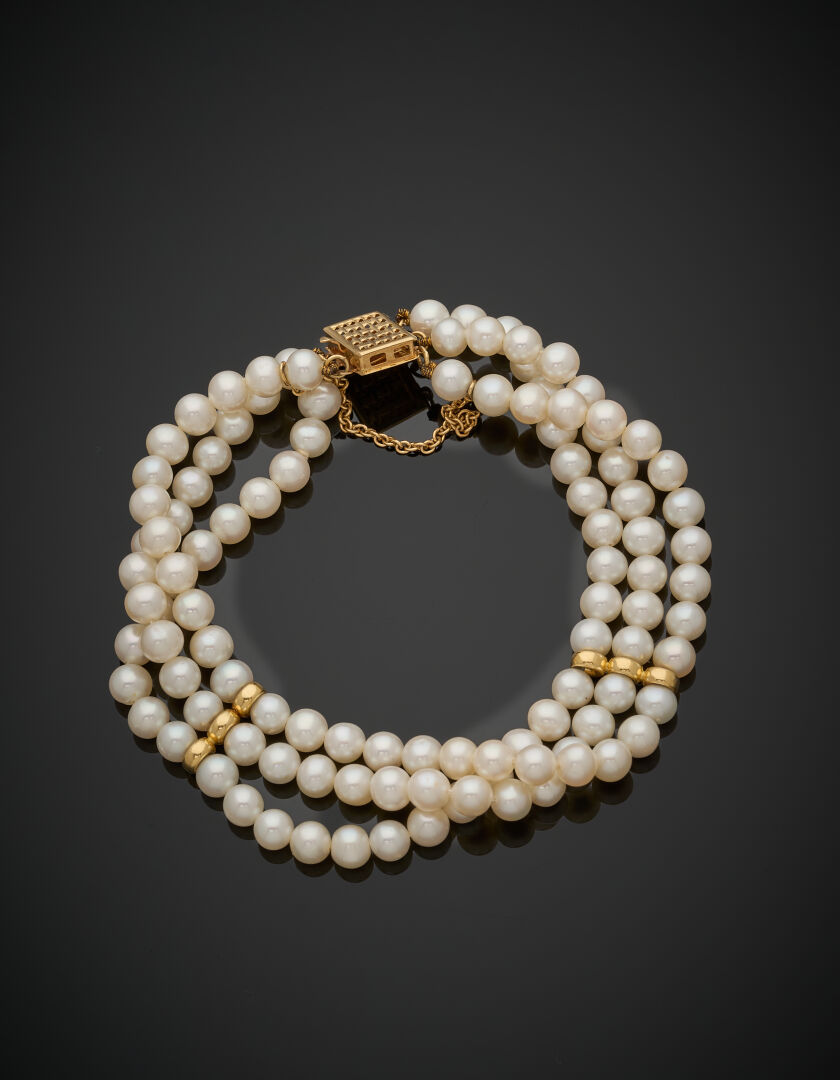 Lot 581 - vente 1244 - BRACELET composé de trois rangs… - 2026-08-07T10:00 1 Lot 581 - vente 1244 - BRACELET composé de trois rangs… - 2026-08-07T10:00