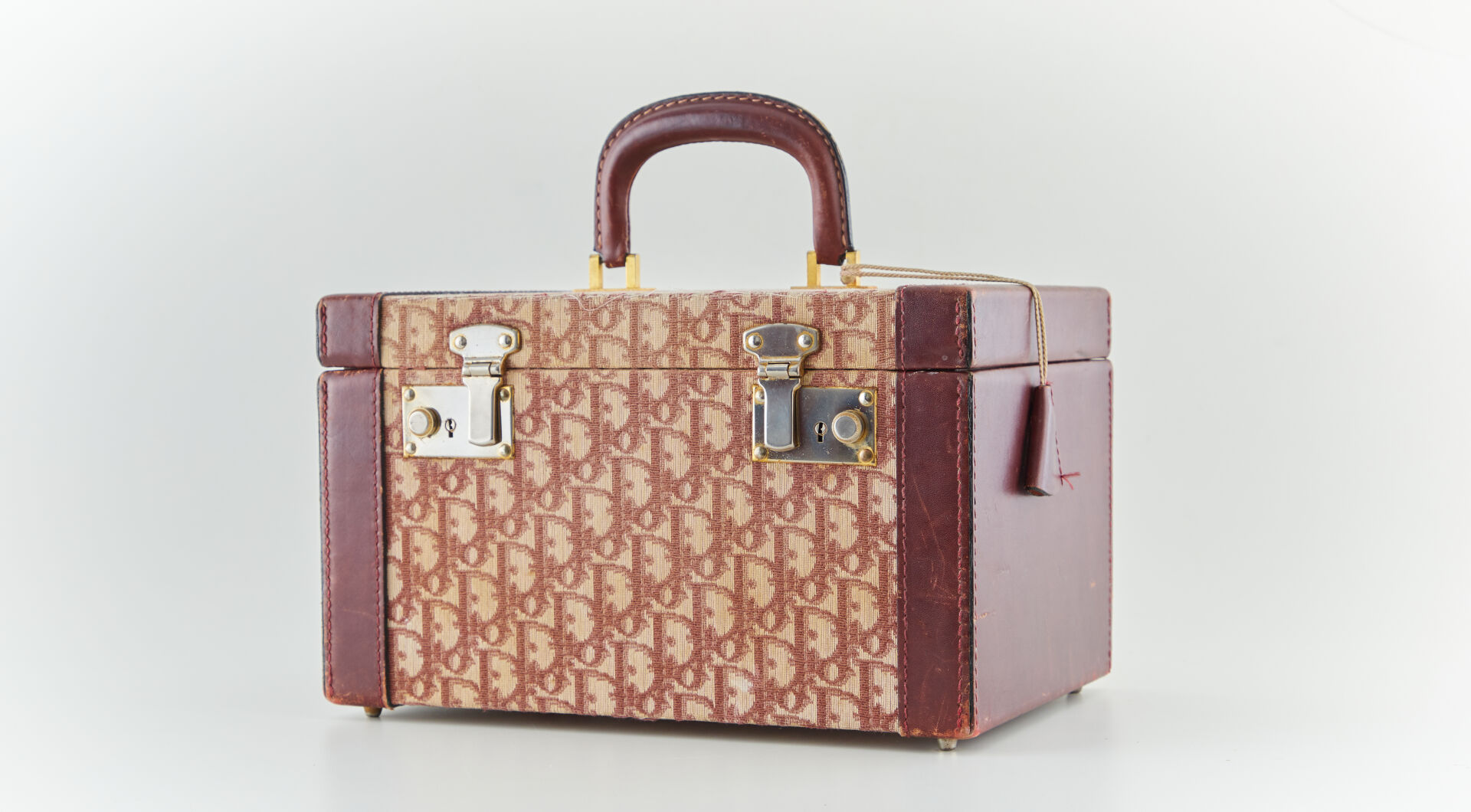 Lot 16 - vente 1318 - CHRISTIAN DIOR - VANITY… - 2026-07-22T20:00 2 Lot 16 - vente 1318 - CHRISTIAN DIOR - VANITY… - 2026-07-22T20:00 – Image 2