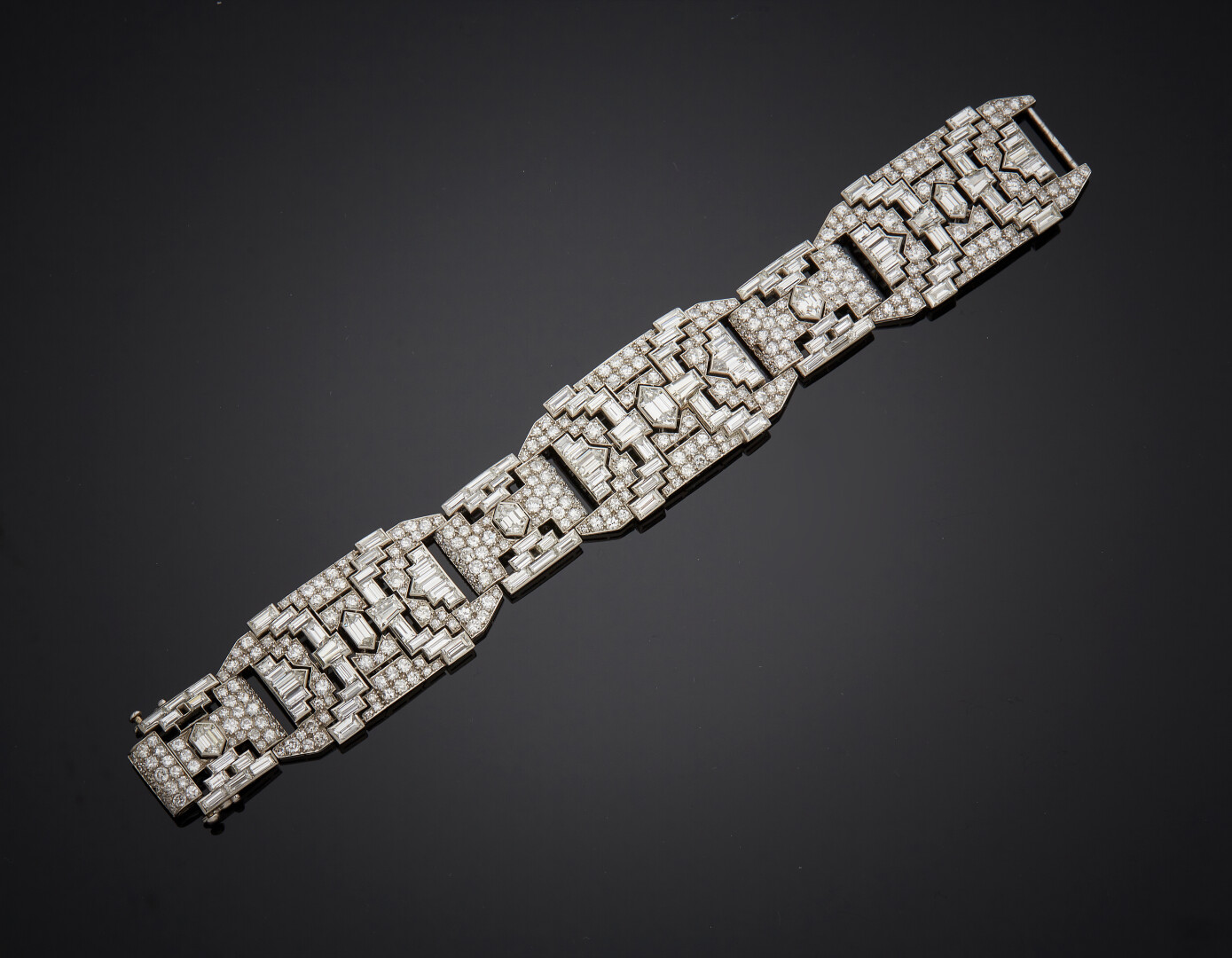 Lot 777 - vente 595 - Rare BRACELET "manchette" géométrique en… - 2021-08-08T10:00 1 Lot 777 - vente 595 - Rare BRACELET "manchette" géométrique en… - 2021-08-08T10:00