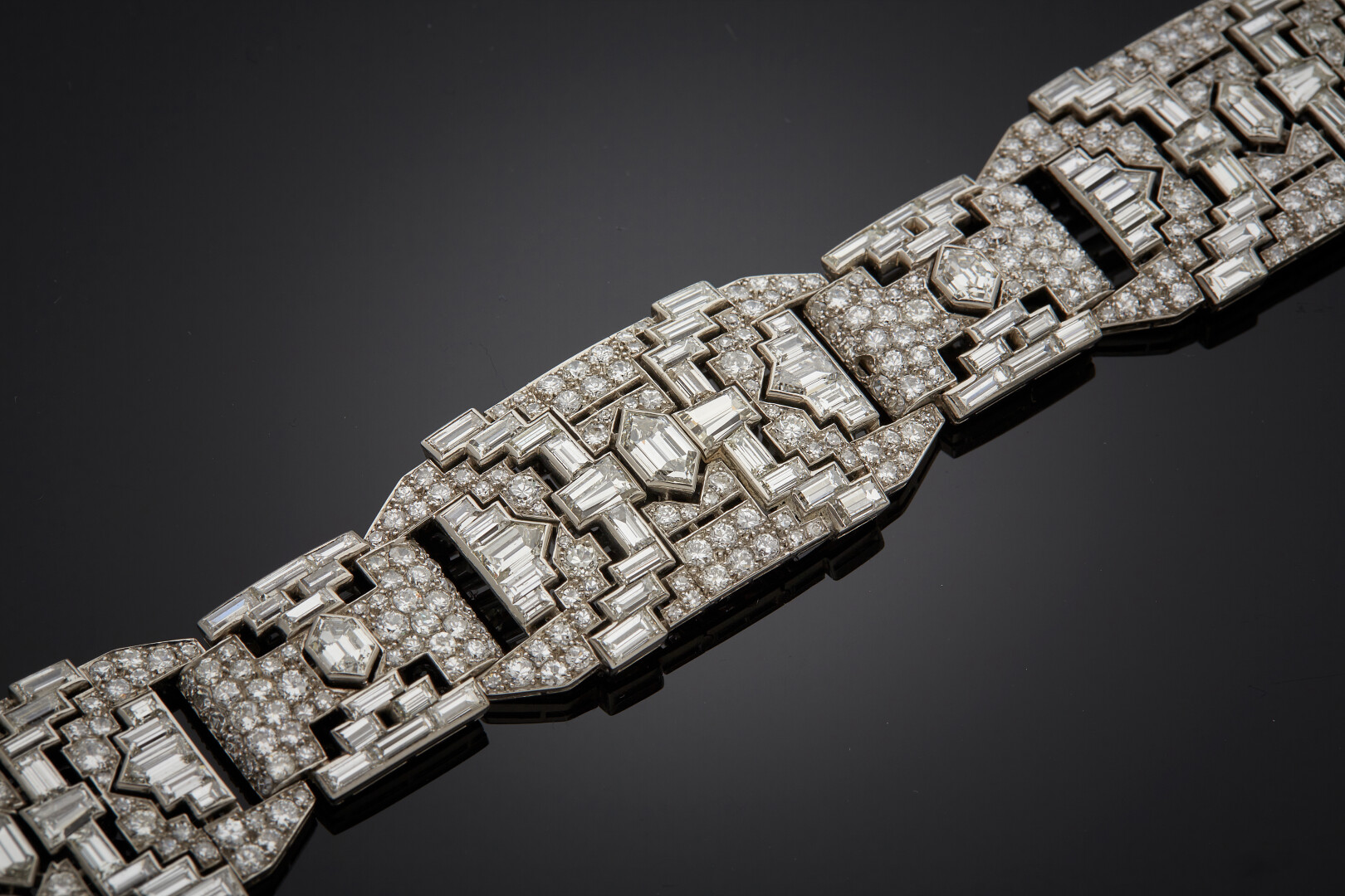 Lot 777 - vente 595 - Rare BRACELET "manchette" géométrique en… - 2021-08-08T10:00 2 Lot 777 - vente 595 - Rare BRACELET "manchette" géométrique en… - 2021-08-08T10:00 – Image 2