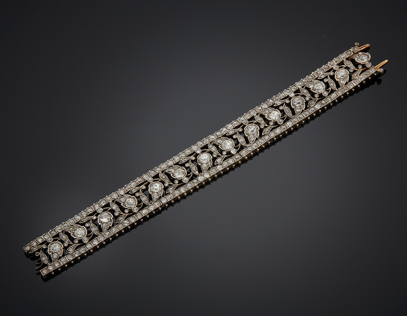 Lot 592 - vente 595 - BRACELET "manchette"articulé en or rose… - 2021-08-08T10:00 1 Lot 592 - vente 595 - BRACELET "manchette"articulé en or rose… - 2021-08-08T10:00