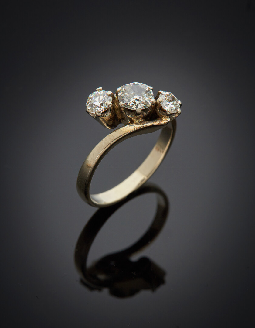 Lot 706 - vente 595 - BAGUE trilogie en or gris… - 2021-08-08T10:00 2 Lot 706 - vente 595 - BAGUE trilogie en or gris… - 2021-08-08T10:00 – Image 2
