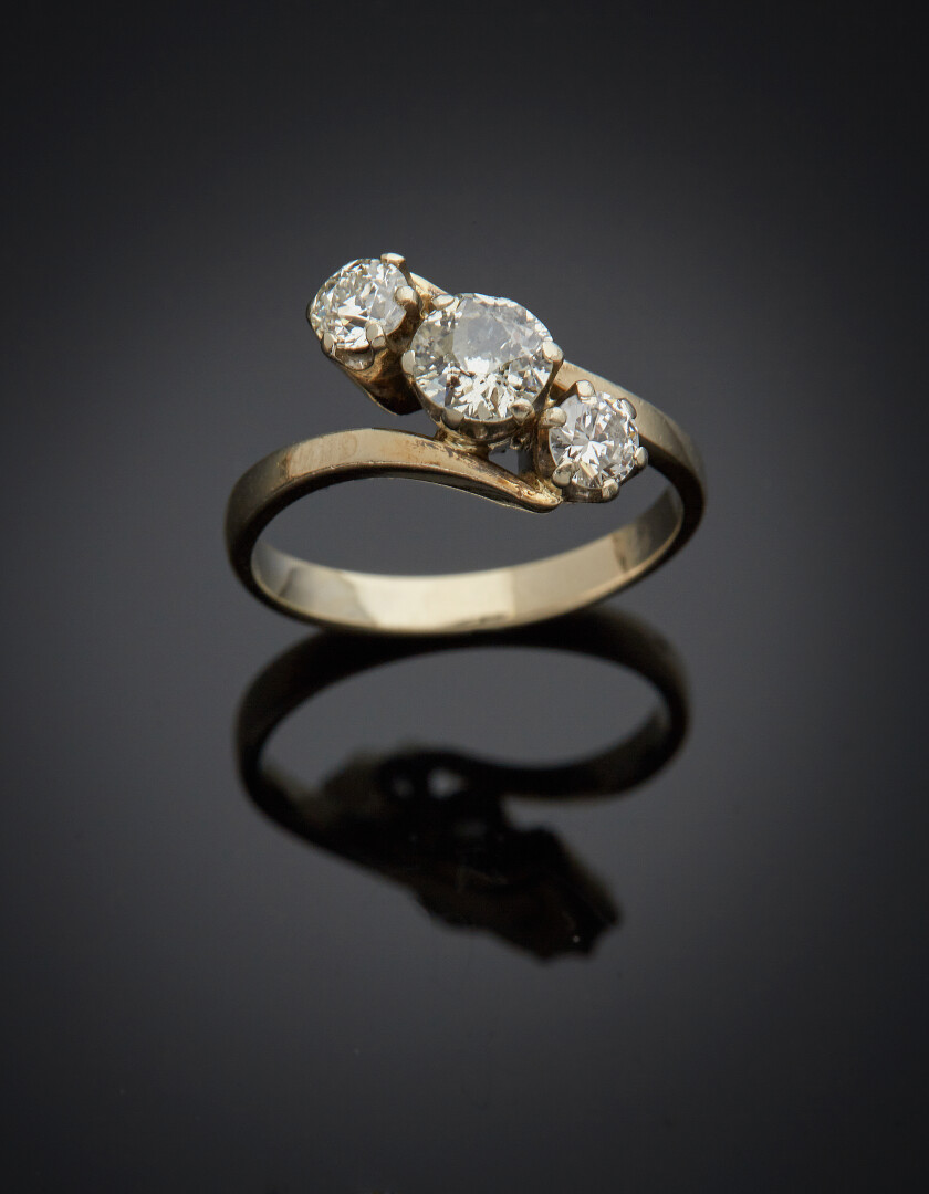 Lot 706 - vente 595 - BAGUE trilogie en or gris… - 2021-08-08T10:00 1 Lot 706 - vente 595 - BAGUE trilogie en or gris… - 2021-08-08T10:00