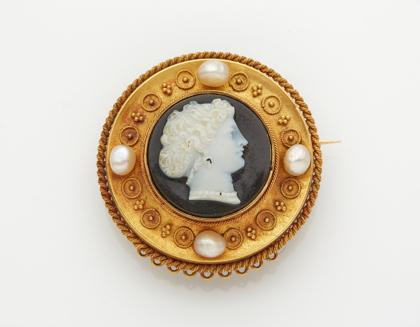 Lot 700 - vente 595 - BROCHE circulaire en or jaune… - 2021-08-08T10:00 1 Lot 700 - vente 595 - BROCHE circulaire en or jaune… - 2021-08-08T10:00