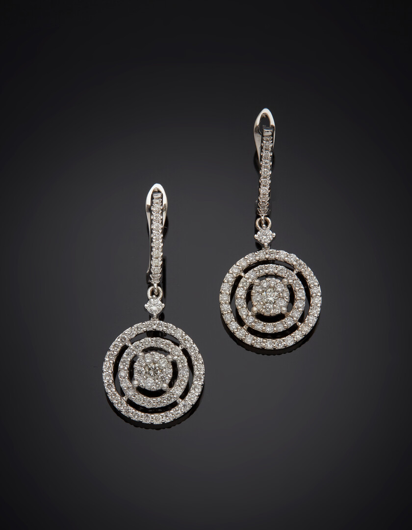 Lot 774 - vente 595 - Paire de PENDANTS d'OREILLES circulaires… - 2021-08-08T10:00 1 Lot 774 - vente 595 - Paire de PENDANTS d'OREILLES circulaires… - 2021-08-08T10:00