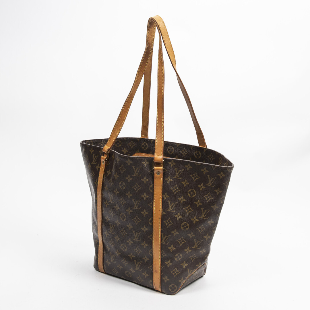 Lot 1030 - vente 676 - VENTE DE PRESTIGE : MODE VINTAGE - 2021-08-08T20:00 2 Lot 1030 - vente 676 - VENTE DE PRESTIGE : MODE VINTAGE - 2021-08-08T20:00 – Image 2